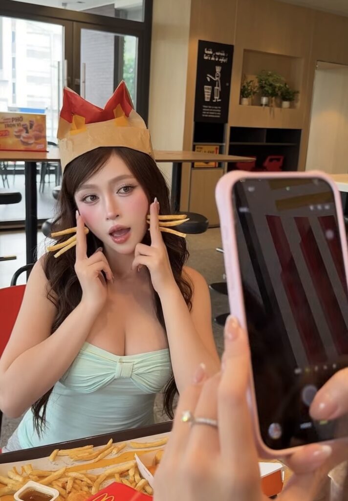 Nữ khách tạo dáng với phụ kiện tai mèo tự chế