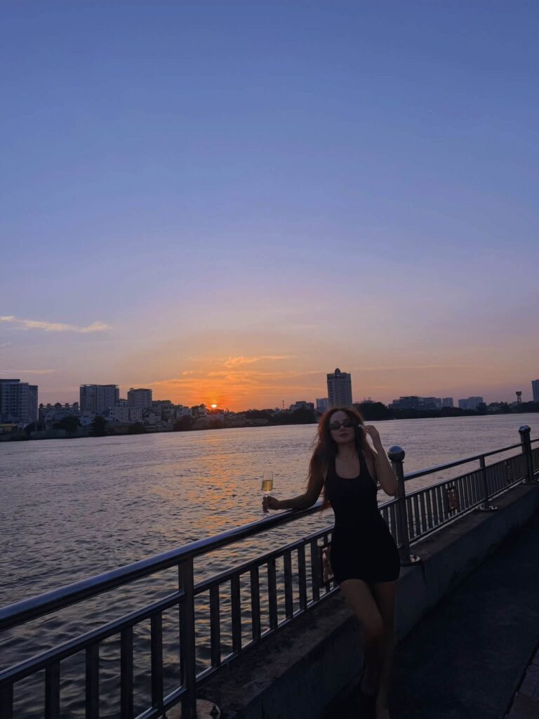 Phương Ly xuất hiện tại sự kiện với áo khoác da và chân váy đỏ