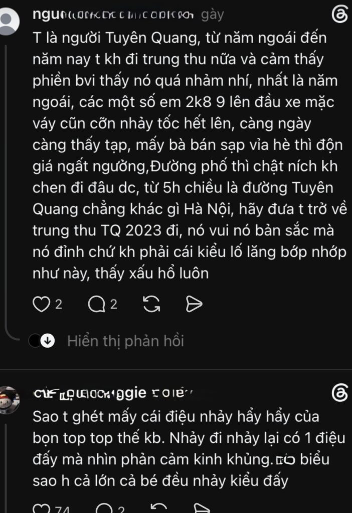Đám đông ghi hình đoàn diễu hành bằng điện thoại