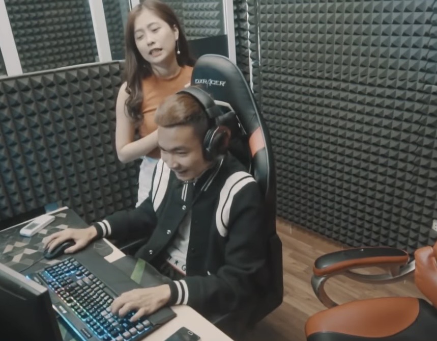Milona trong một khung hình livestream