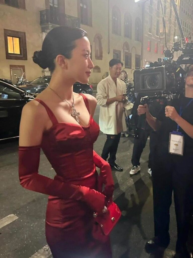 Moon Ga Young được khán giả khen ngợi với vóc dáng thanh mảnh đầy đường cong