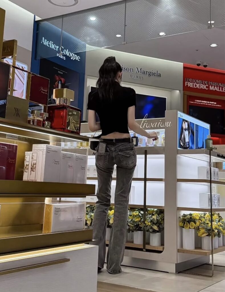 Anna với mái tóc đen buộc gọn và diện mạo trong trẻo