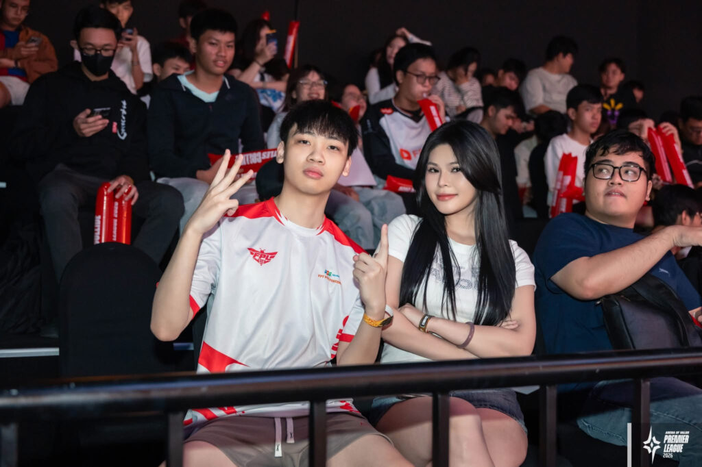 BirdLB và Kim Ngân tương tác trong một nhà hàng