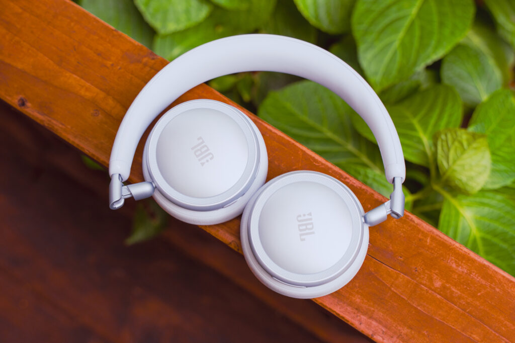 Cận cảnh phần earcup và đai đầu của JBL Live 680NC
