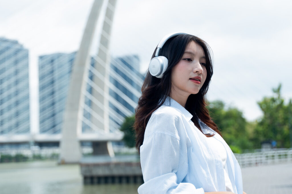 Tai nghe JBL Live 680NC được gập gọn để mang theo