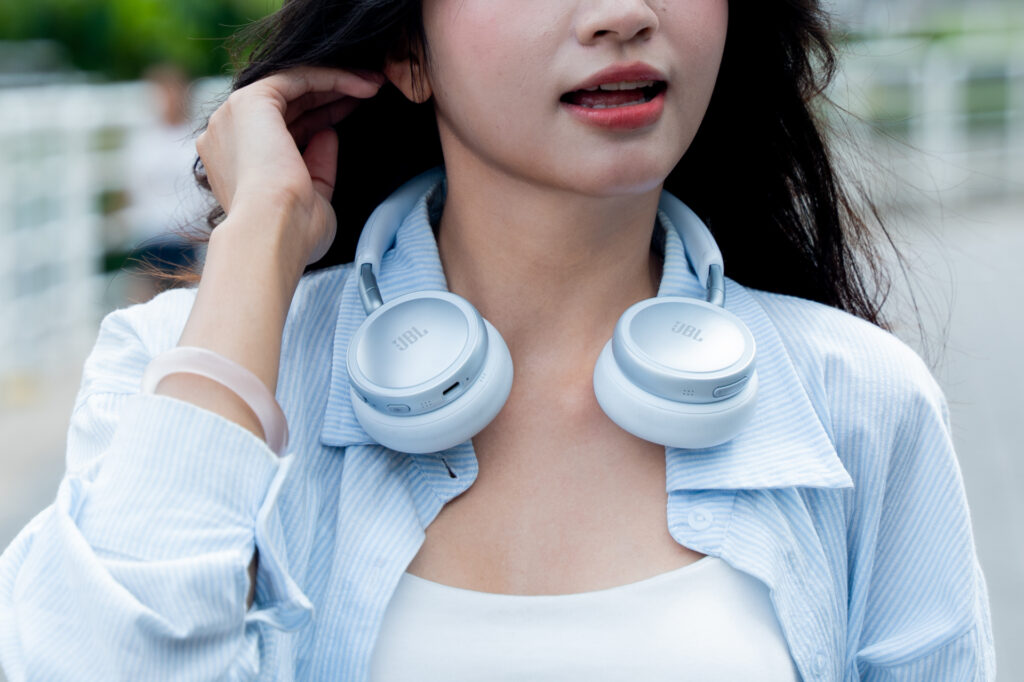 Cổng sạc USB-C trên tai nghe JBL Live 680NC