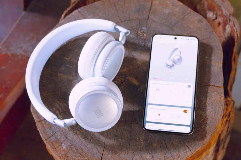 JBL Live 680NC xuất hiện trong không gian sử dụng hằng ngày
