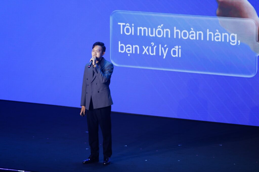 Các đại diện câu lạc bộ nhận kỷ niệm chương trên sân khấu