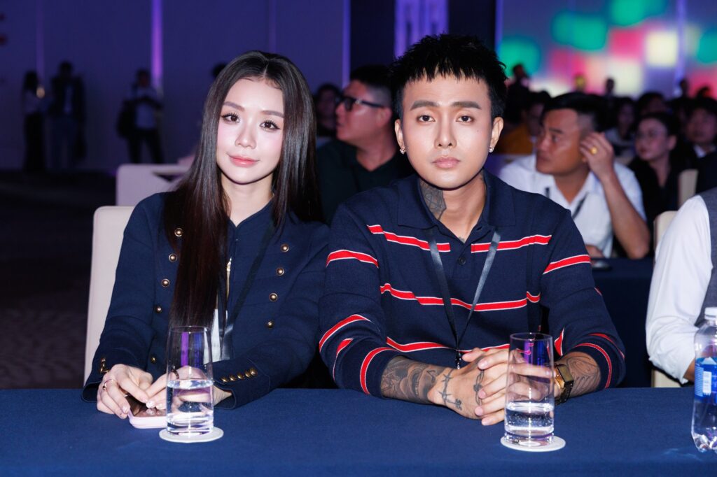 Thuỳ Anh diện váy lông vũ trắng bên các khách mời