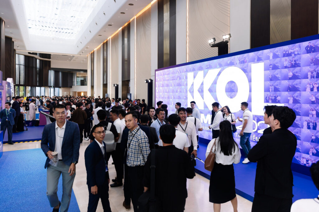 Hộp quà và cẩm nang được trưng bày tại các booth