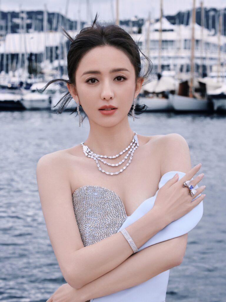 Trương Dư Hi với khuôn mặt nhỏ và đôi mắt lớn