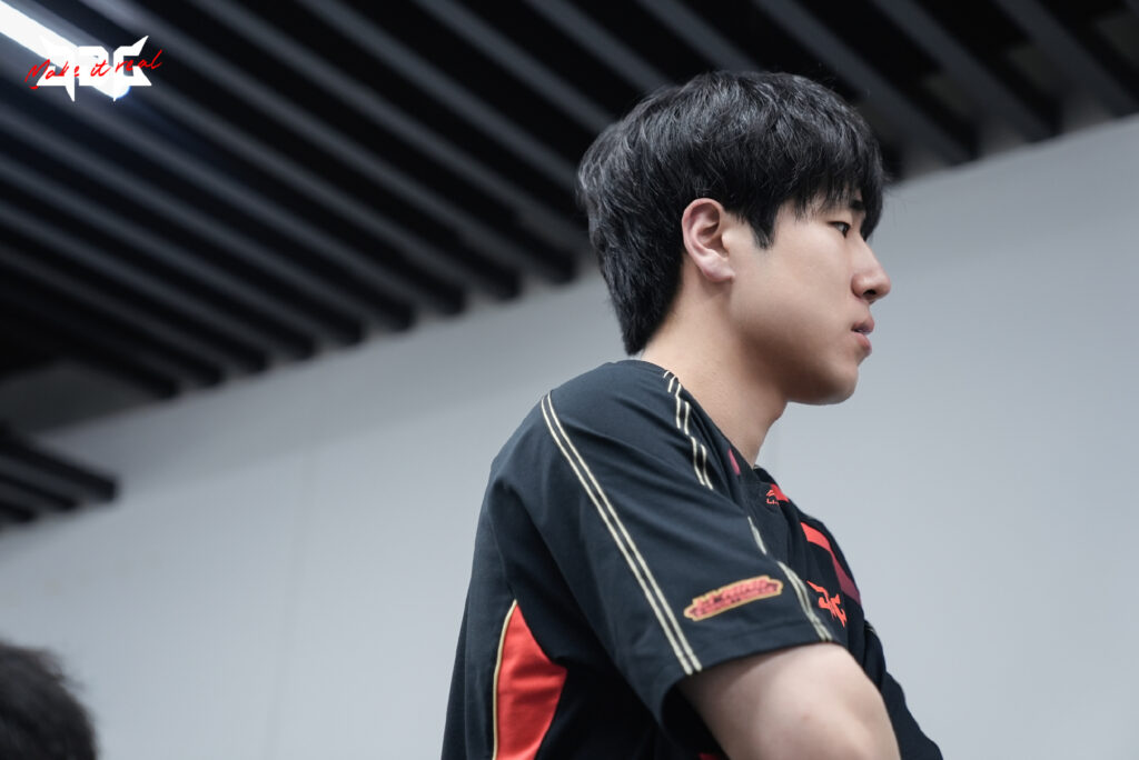 JDG chuẩn bị cho cuộc đối đầu quyết định với Invictus Gaming