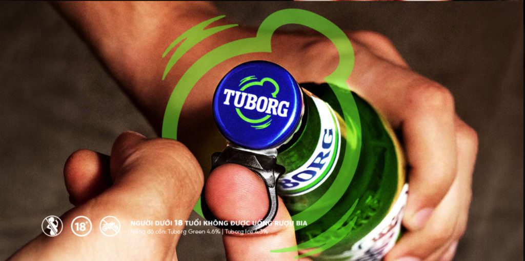 Các chai bia Tuborg xuất hiện trong không gian buổi tiệc