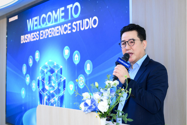 Mô hình phòng họp và trung tâm điều hành với màn hình Samsung