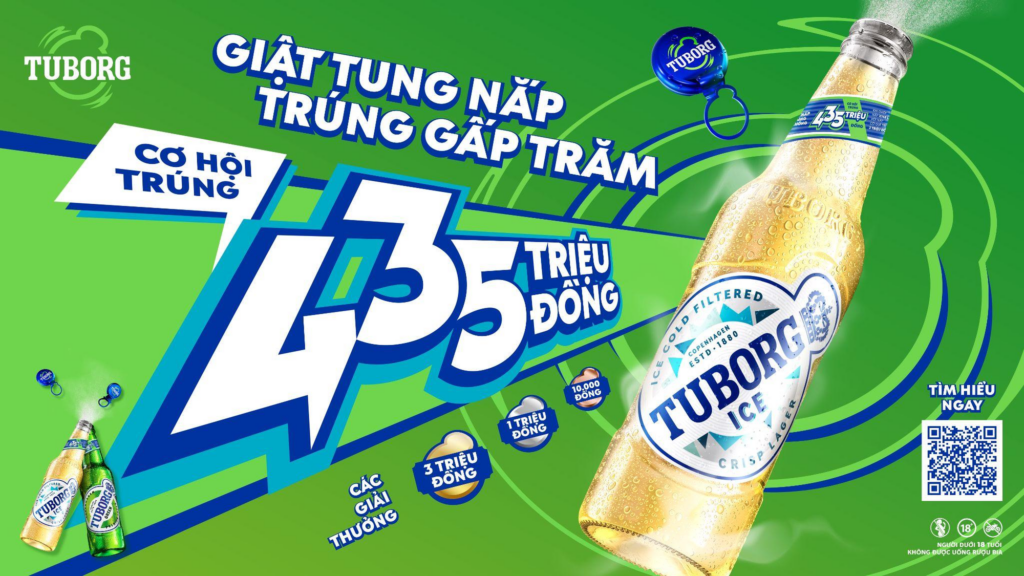 Khoảnh khắc trao phần thưởng cho người trúng giải tại Huế
