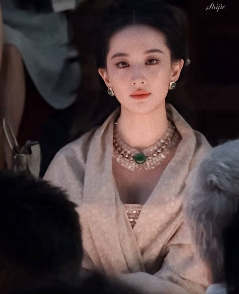 Lưu Diệc Phi khoe phần vai trong thiết kế trễ vai