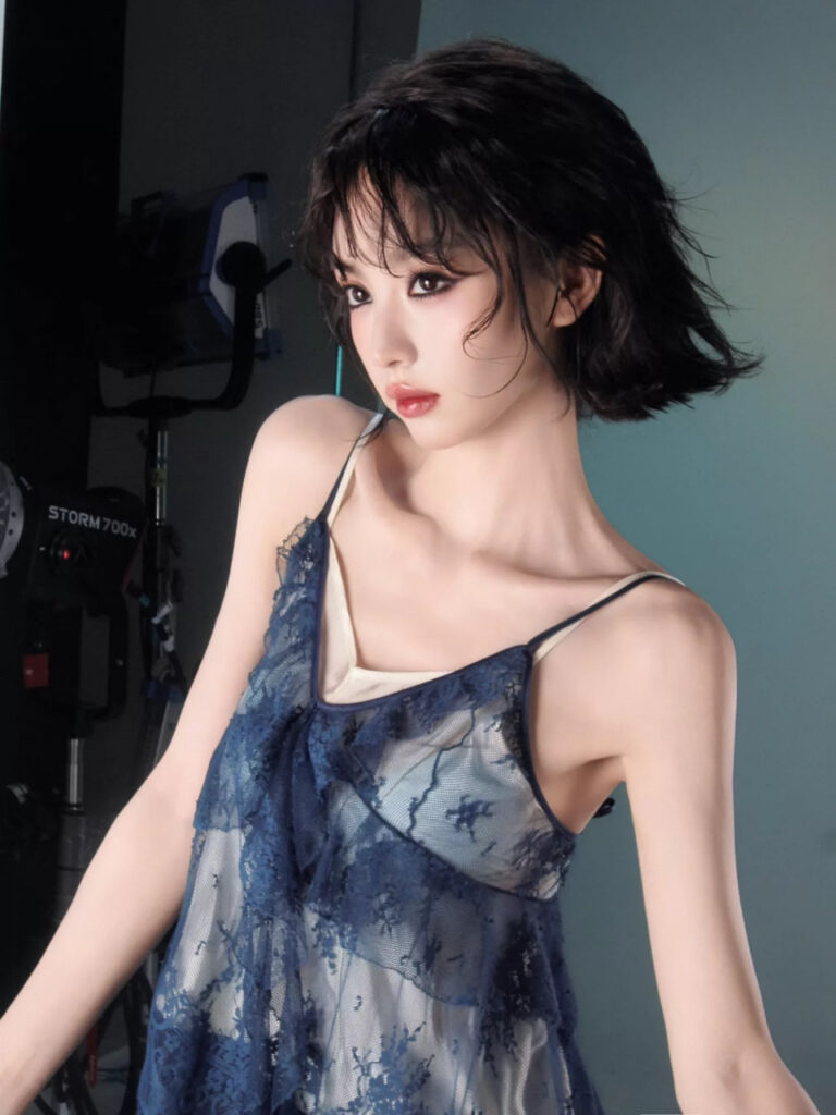 Nữ diễn viên tạo dáng trong trang phục ôm làm nổi bật bờ vai và xương quai xanh