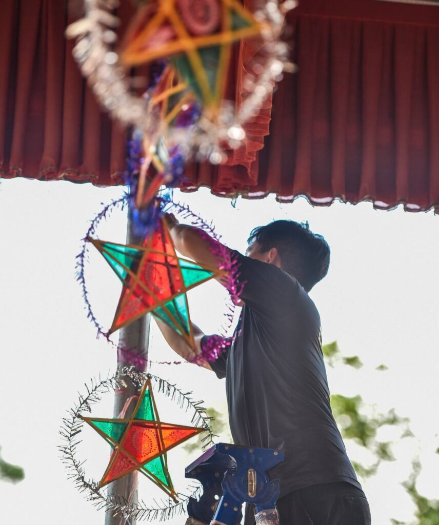 Trẻ nhỏ cầm đèn ông sao trong không khí rước đèn Trung thu