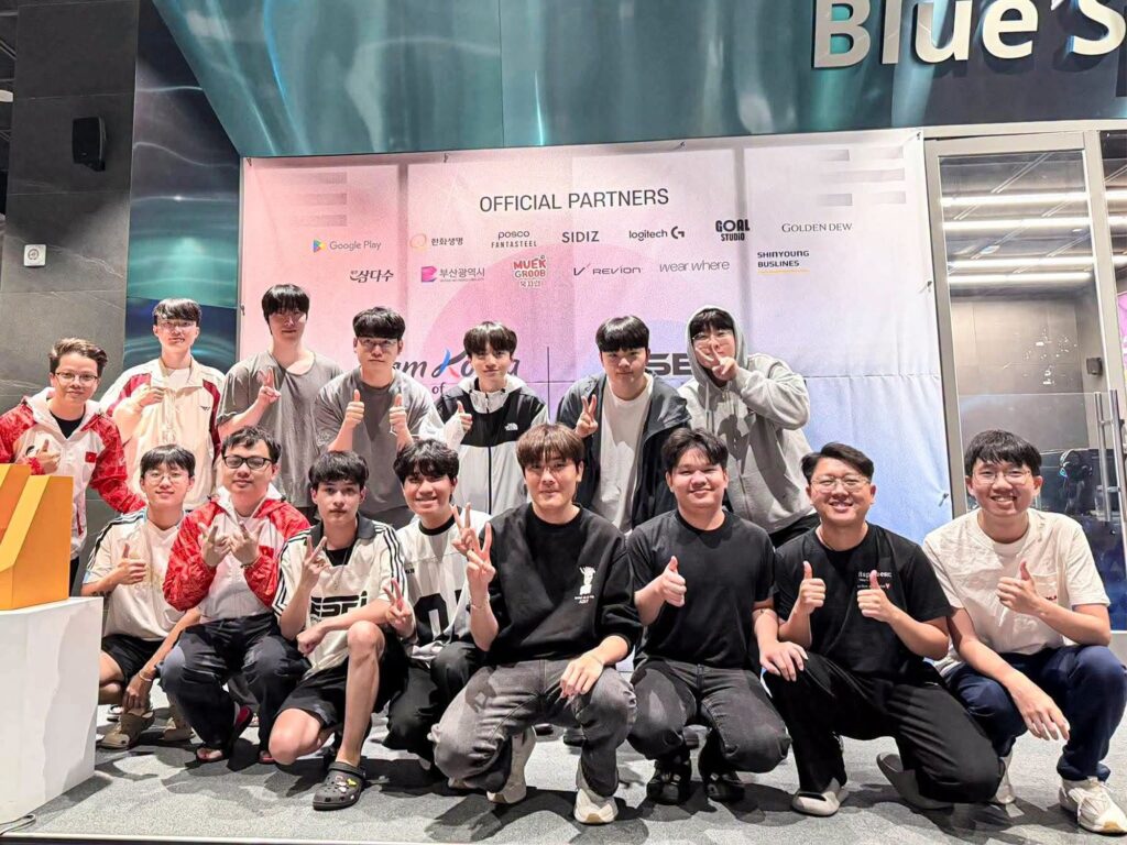 Hình minh họa sự đối chiếu giữa Esports và thể thao truyền thống