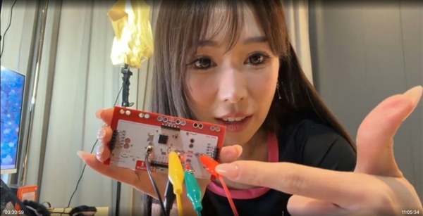 Nữ streamer chơi Super Mario Bros bằng bộ điều khiển đặc biệt