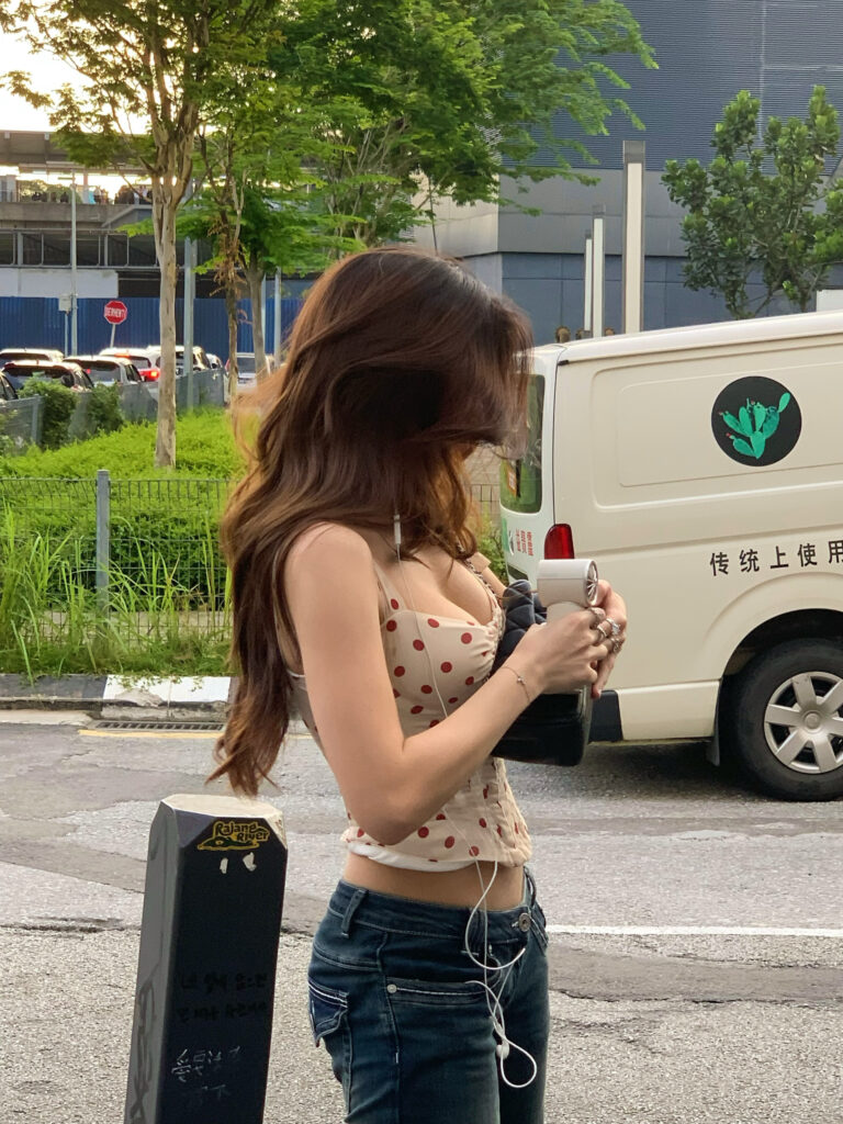 Ellen tạo dáng với phong thái nữ tính và tự nhiên