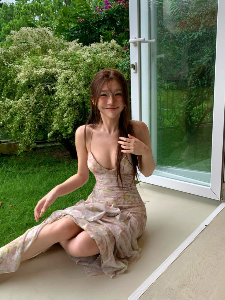 Ellen thể hiện vẻ trầm lắng bên cây đàn piano