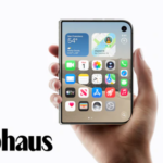 iPhone Duo mở ra với màn hình lớn và khung máy màu titan