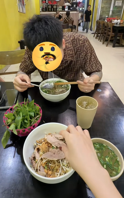 Cô gái tiếp tục đưa bàn tay về phía bạn trai trong màn thử thách
