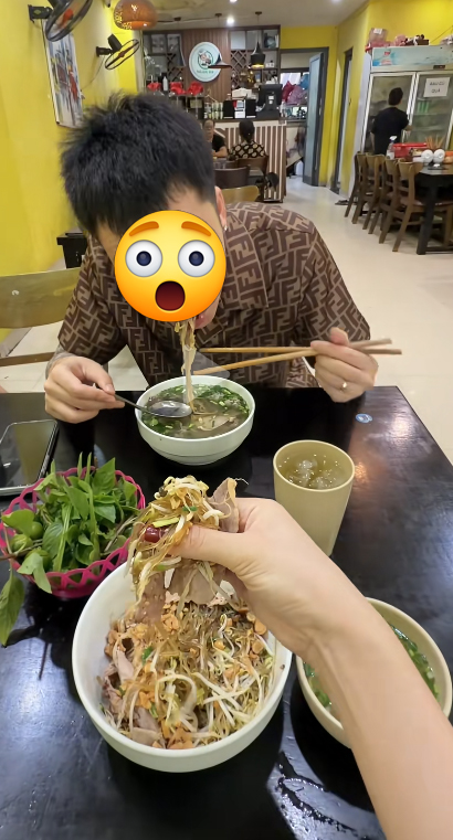 Chàng trai dùng áo lau tay cho bạn gái theo kịch bản của video