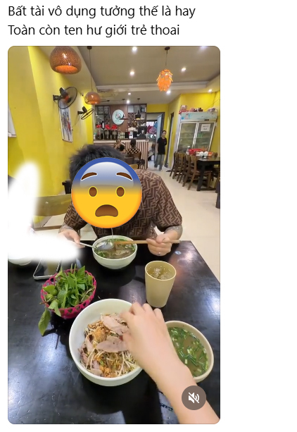 Bạn trai lấy đũa và dùng khăn giấy lau trước khi đưa cho cô gái