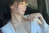Cận cảnh Jug với mái tóc đen dài uốn sóng