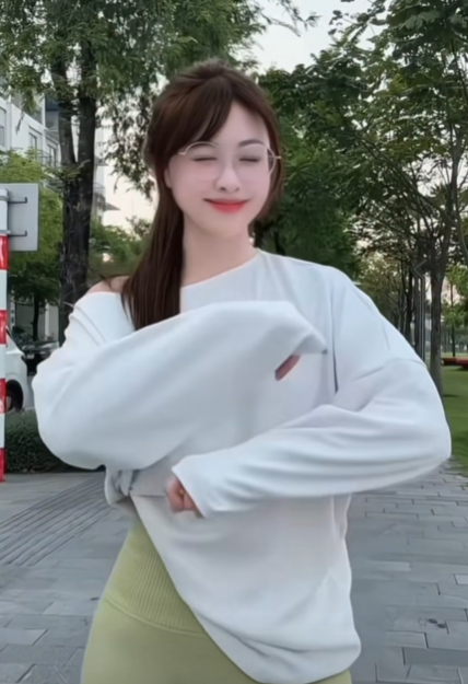 Mai Ngọc thể hiện phong thái năng động trong không gian ngoài trời