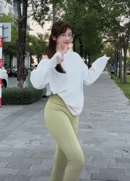 Mai Ngọc mỉm cười và tạo dáng trước ống kính