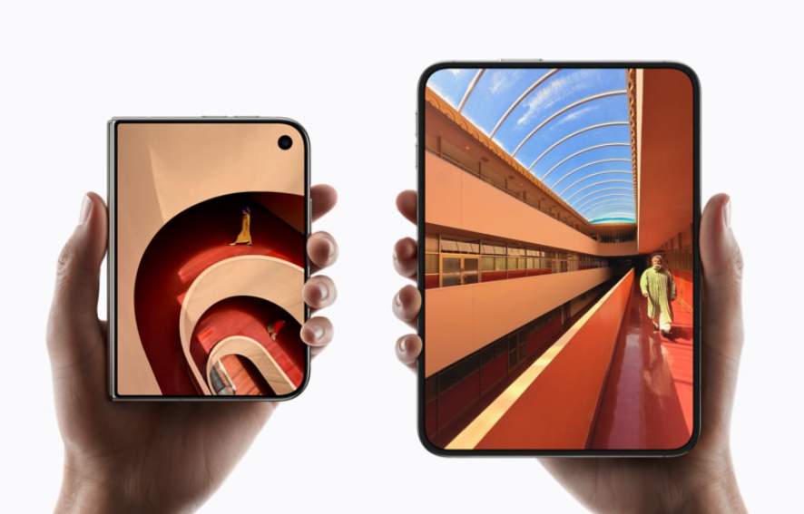 iPhone Duo hiển thị giao diện trên màn hình gập