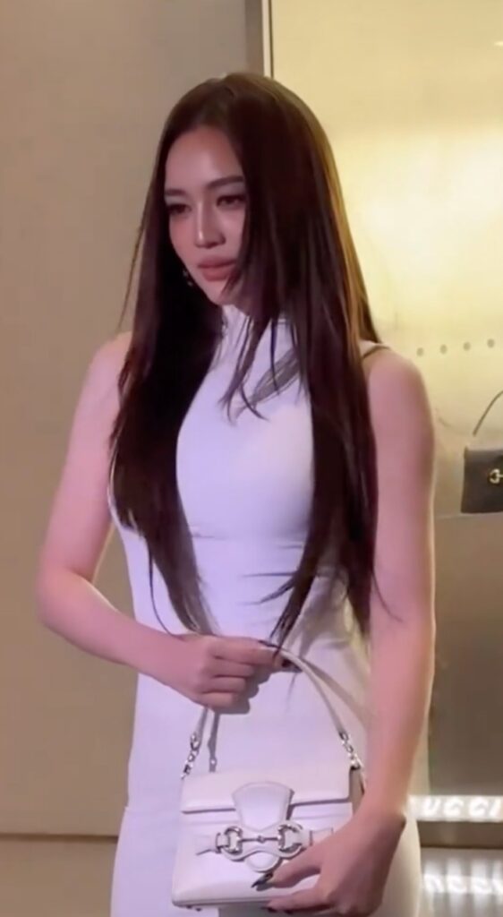 Hai nữ nghệ sĩ tương tác tự nhiên trước ống kính tại tiệc thời trang