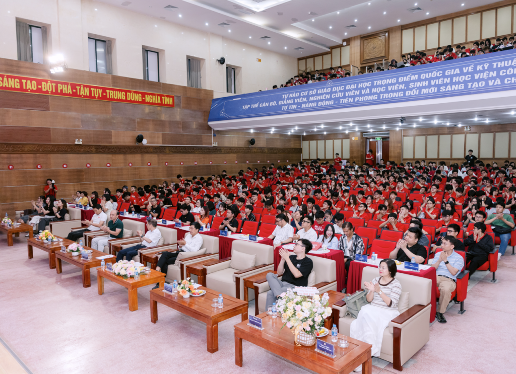 Phụ huynh và tân sinh viên tìm hiểu chương trình đào tạo tại PTIT