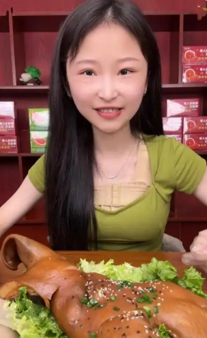 Hình ảnh Yingying trong nội dung mukbang thu hút nhiều người xem