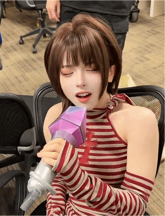 Nữ streamer với phong cách xuất hiện tự tin trước camera