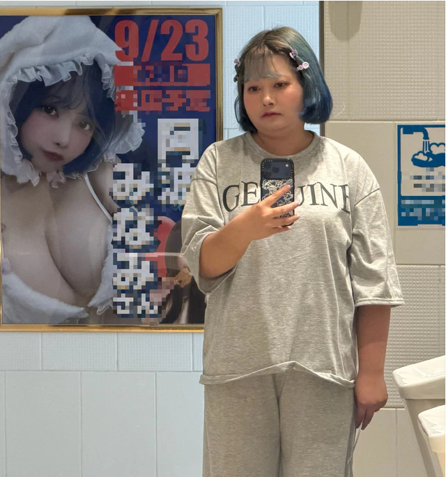 Awa Minami chia sẻ khoảnh khắc đứng cạnh poster trên mạng xã hội