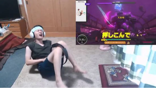 Khoảnh khắc streamer ôm vùng bị đau sau sự cố