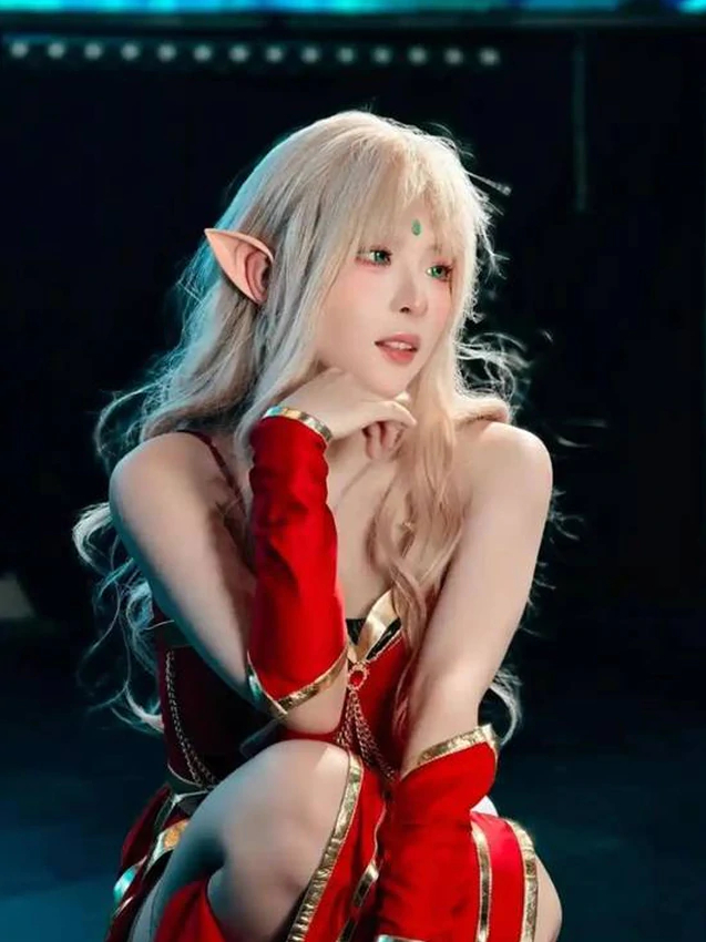 Nữ streamer mỉm cười trong buổi phát sóng trực tiếp