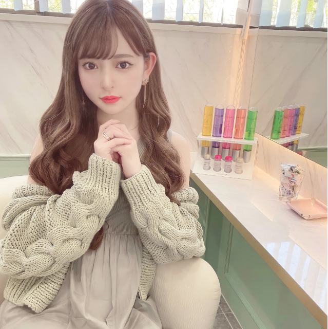 Ảnh so sánh diện mạo của Misaki Kurosaki ở hai giai đoạn