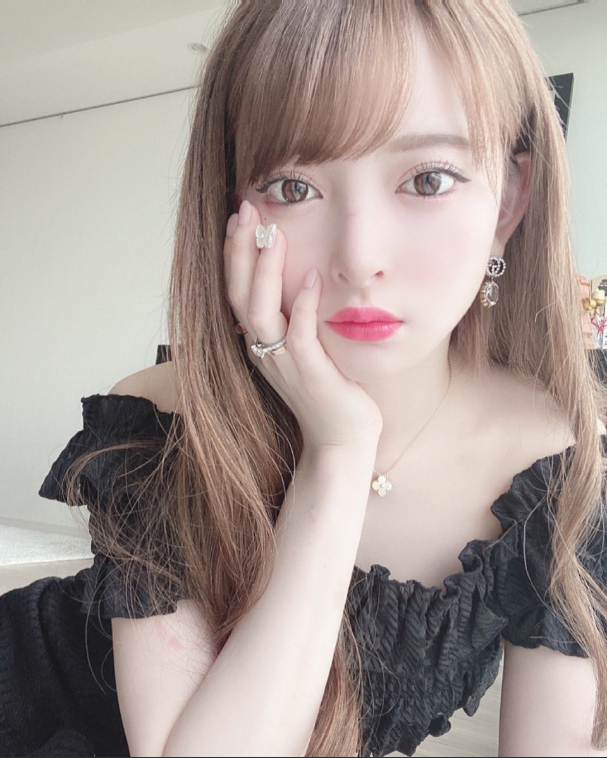 Cận cảnh gương mặt Misaki Kurosaki trong một bức ảnh chân dung