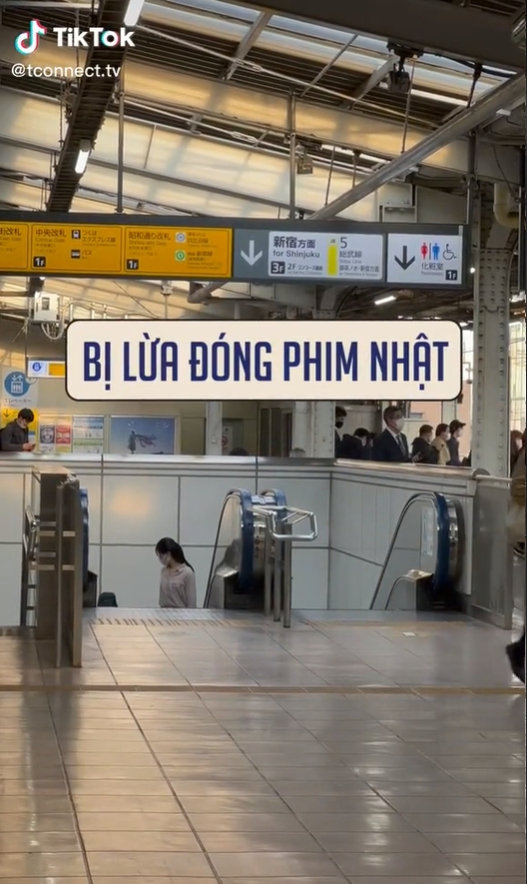 Cô gái tìm cách quay lại chỗ người bạn giữa khu vực đông người