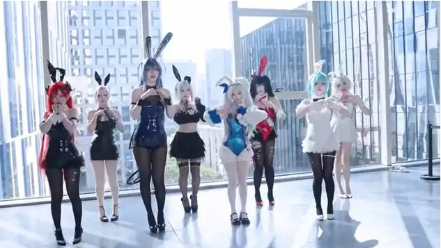 Hình ảnh Youngduck nổi bật giữa khu vực sự kiện cosplay
