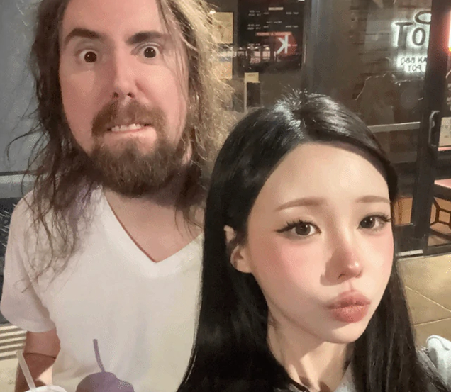 Cặp đôi streamer tạo dáng trong trang phục thoải mái