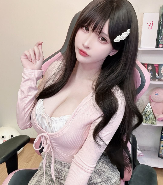 Hình ảnh Marika gắn với hoạt động livestream và cosplay