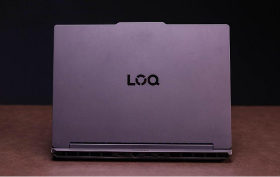 Màn hình 15,3 inch của Lenovo LOQ 15IPH11 hiển thị hình ảnh trong game