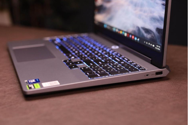Màn hình Lenovo LOQ 27-10 kích thước 27 inch đặt trong góc gaming