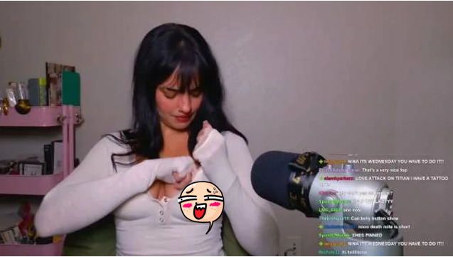 Khoảnh khắc livestream được người xem ghi lại và chia sẻ lại